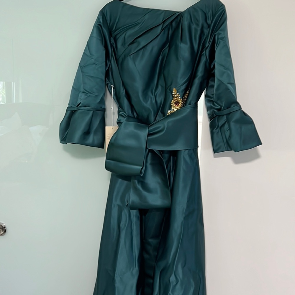 A-Line Elegant Floor Length Satin 3/4 Length Sleeve in Emerald